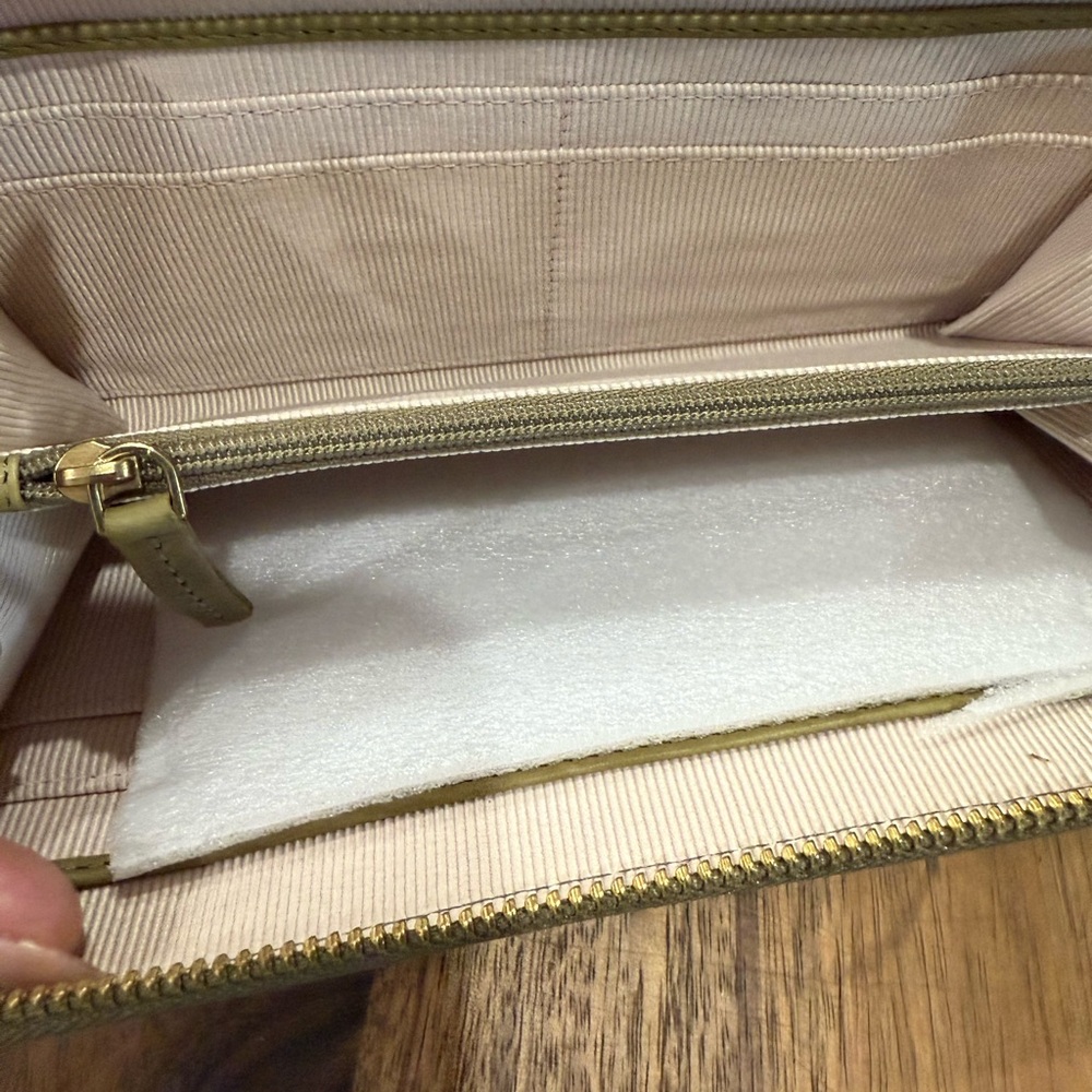 NWT Margot New York Olive Green Leather Wallet - Picture 5 of 9